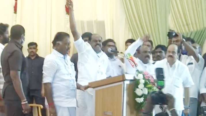 तमिलनाडु: अन्नाद्रमुक की बैठक में घमासान, पन्नीरसेल्वम पर फेंकी गईं बोतलें