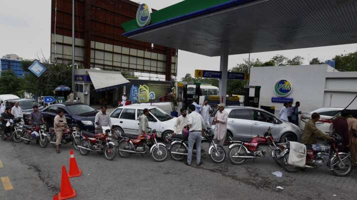 पेट्रोल, सुपर टैक्स, बिजली कटौती… यूं महंगाई की मार झेल रही पाकिस्तान की आवाम