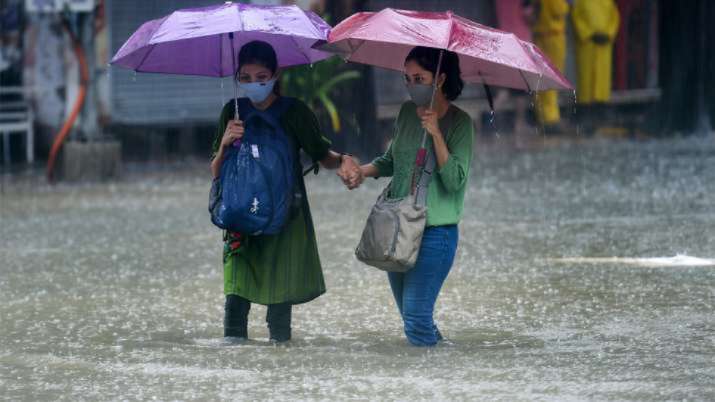 दिल्ली-NCR में झमाझम बारिश, सड़कों पर भरा पानी, कई जगहों पर ट्रैफिक जाम लगा