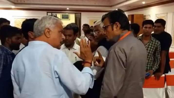 VIDEO: द्रौपदी मुर्मू के कार्यक्रम में भिड़े BJP के दो बड़े नेता, बीच बचाव करते नजर आए केंद्रीय मंत्री
