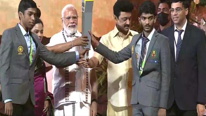 PM Modi at Chess Olympiad: प्रधानमंत्री मोदी ने किया चेस ओलंपियाड का उद्घाटन, विश्वनाथन आनंद ने PM को थमाई मशाल
