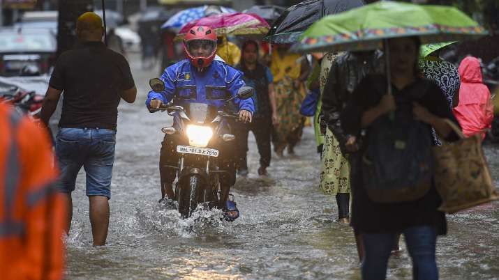 Mumbai Rains: बारिश से बेहाल मुंबई, डूबीं सड़कें और गलियां