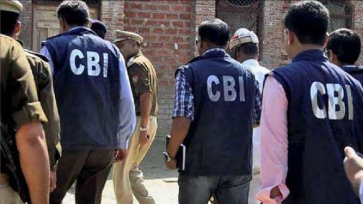 CBI: मुंबई पुलिस के पूर्व कमिश्नर संजय पांडे के 20 से ज्यादा ठिकानों पर CBI कर रही है छापेमारी