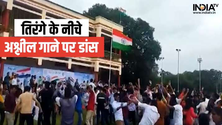 IIT BHU में तिरंगे झंडे के नीचे छात्रों का अश्लील गाने पर डांस, VIDEO हुआ वायरल