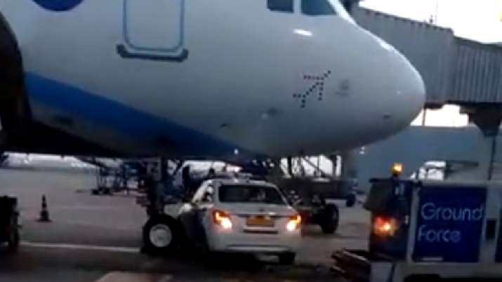 Delhi Airport: दिल्ली एयरपोर्ट पर प्लेन के नीचे आई कार, बड़ा हादसा टला