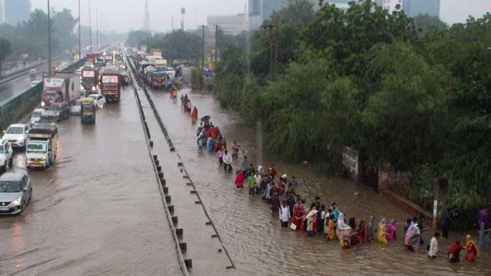 बारिश ने फिर बढ़ाई NCR की परेशानी, दिल्ली-गुरुग्राम एक्सप्रेसवे पर 15 किलोमीटर लंबा जाम