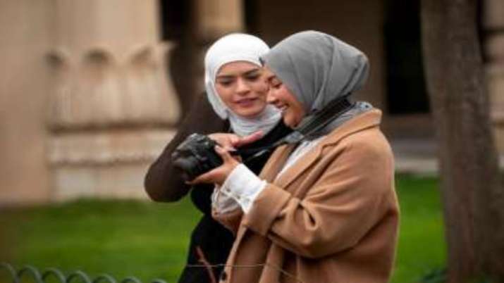 “सिर ढकने पर आपत्ति क्यों?, हिजाब में महिलाओं को गरिमा के साथ देखा जाना चाहिए”