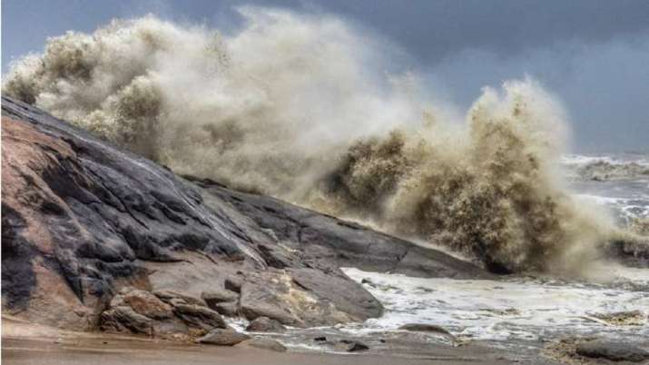Typhoon Muifa storm: चीन के शंघाई में दस्तक देने वाला है तूफान, 145 किलोमीटर प्रति घंटे की रफ्तार से चल सकती हैं हवाएं