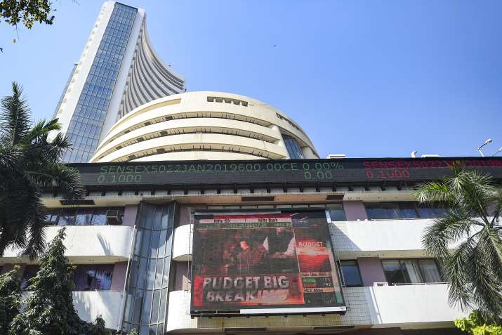 The stock market broke on a two-day fast, the Sensex broke 126 points and opened below 61,000.