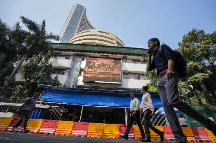 Strong start of the stock market on friday, Sensex reached close to 62 thousand, stocks of Adani Group swing. Strong start of stock market, Sensex reached close to 62 thousand, stocks of Adani Group swing