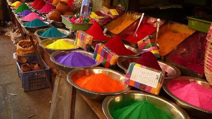 Markets across the country buzzed on the occasion of Holi, the highest demand for Modi masks