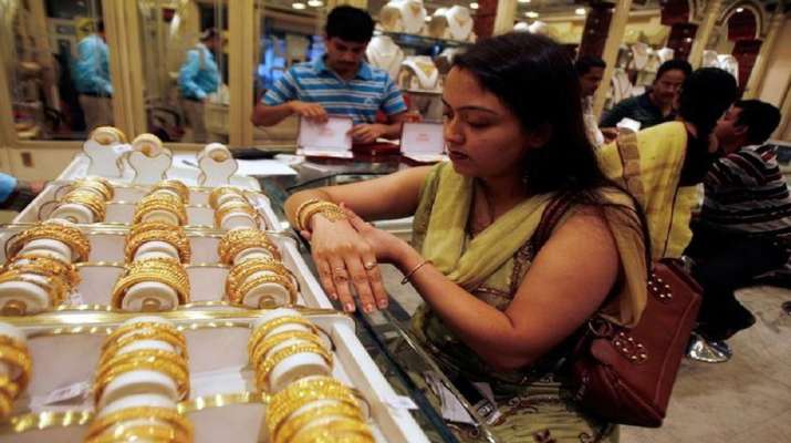 The skyrocketing price of gold spoils the mood of the people| सोने की आसमान छूती कीमत ने लोगों का मूड बिगाड़ा, खरीदारी घटने से अब लगा तगड़ा झटका