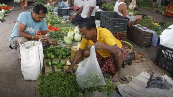 There are signs of severe inflation retail rate is going to increase soon rbi repo rate | भयंकर महंगाई के मिल रहे संकेत, खुदरा सामान खरीदने में अब छूटेंगे पसीने