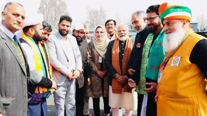 आजाद के साथ कश्मीर के अन्य कार्यकर्ताओं से मिले पीएम मोदी।