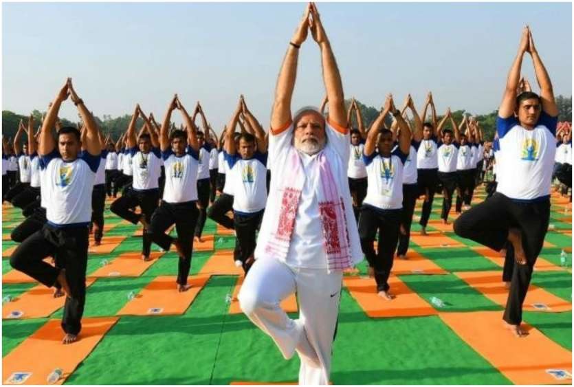 पीएम मोदी रोजाना ताड़ासन करते हैं। इस आसन के बारे में जानकारी पीएम मोदी ने अपने आधिकारिक अकाउंट से ट्वीट करके दी थी। पीएम मोदी ने ट्वीट में लिखा था- 'सही तरीके से ताड़ासन करने से और कई अन्य आसन आसानी से होने लगते हैं।' ये आसन शारीरिक और मानसिक संतुलन विकसित करता है। 