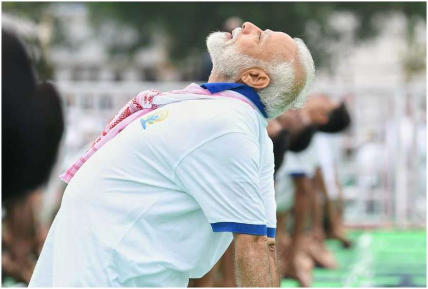 इसके अलावा पीएम मोदी उष्ट्रासन भी रोजाना करते हैं। इस आसन के बारे में ट्वीट करके पीएम मोदी ने लिखा था- 'उष्ट्रासन आपकी हेल्थ के लिए अद्भुत है।' इस आसन को रोजाना करने से पीठ, कंधे मजबूत होंगे और लचीलापन में सुधार होगा।