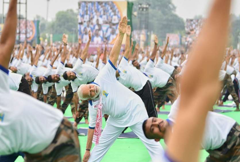 प्रधानमंत्री के रोजाना रूटीन में त्रिकोणासन करना भी शामिल है। पीएम मोदी इन योगासन के अलावा त्रिकोणासन भी करते हैं। इस आसन को करने से कमर की मसल्स को मजबूत बनाता है। ये थाई, कंधे, चेस्ट और रीढ़ की हड्डियां को मजबूत बनाता है। 