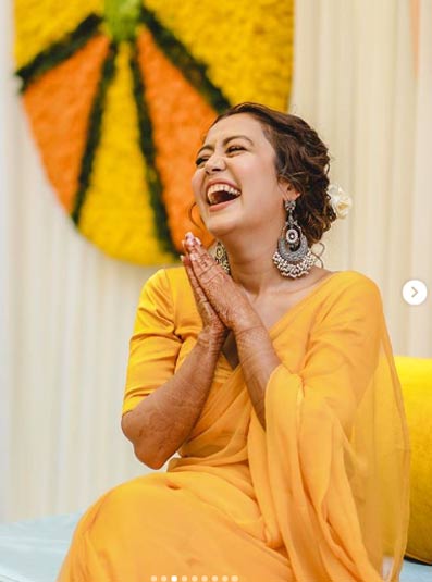 नेहा ने सोशल मीडिया पर हल्दी सेरेमनी की फोटोज शेयर करते हुए कैप्शन में लिखा है,