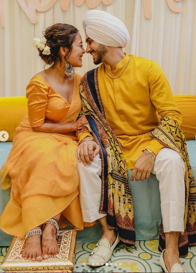 बता दें कि नेहा अपने परिवार के साथ दिल्ली में हैं। इससे पहले मेहंदी सेरेमनी की फोटोज सामने आई थीं।