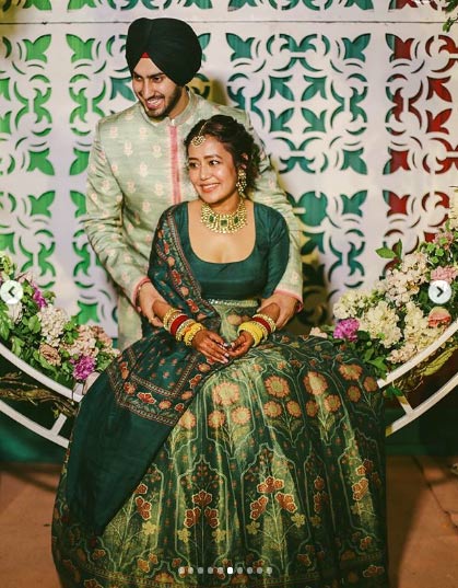 हल्के हरे रंग के आउटफिट में नेहा बेहद खूबसूरत लग रही हैं। रोहनप्रीत ने भी मैचिंग आउटफिट पहना है।
 