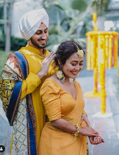 इससे पहले नेहा और रोहन की हल्दी सेरेमनी की फोटोज भी सामने आई थीं। दोनों सेलेब्स ने पीले रंग का आउटफिट पहना था। 