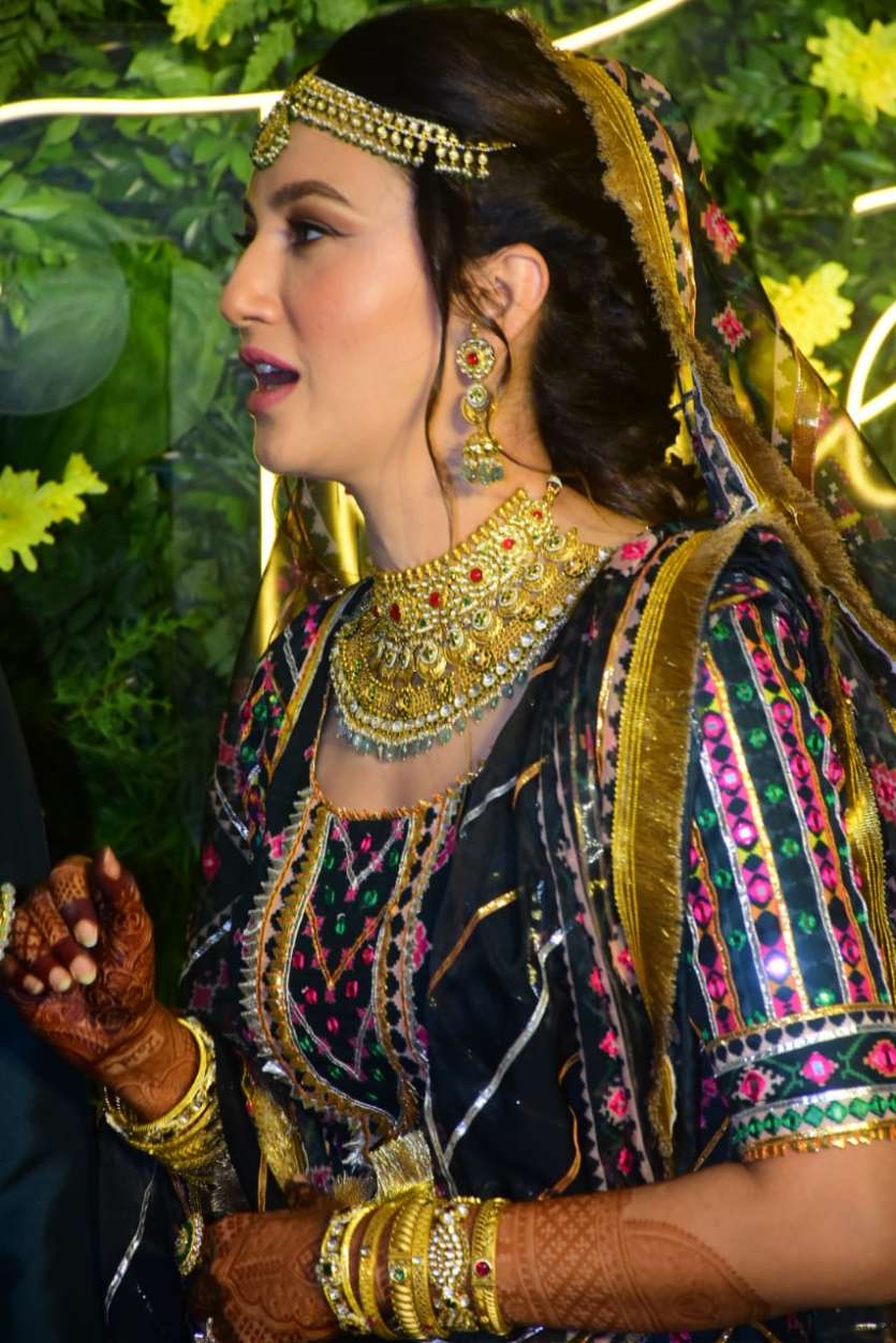 गौहर खान ट्रैडिश्नल ब्लू औ पर्पल ड्रेस में नजर आ रही थीं। गौहर ने गोल्डन ज्वैलरी पहनी थी।