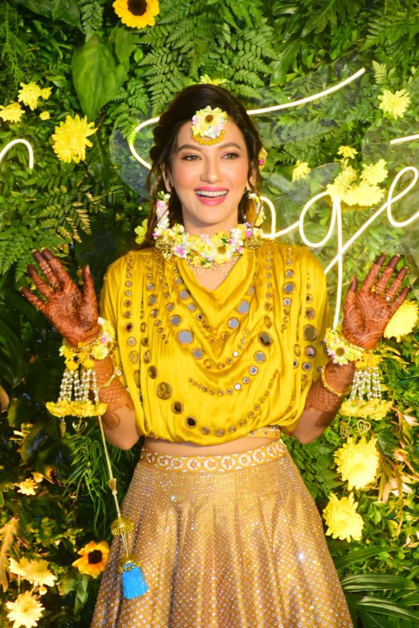  हल्दी सेरेमनी में गौहर खान ने येलो ड्रेस के साथ फ्लोरल ज्वैलरी पहनी थी।