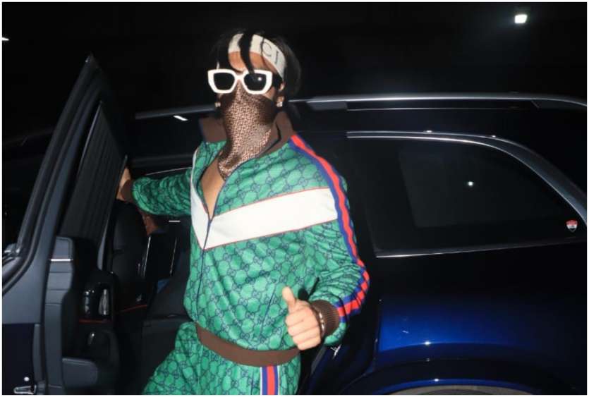 रणवीर सिंह अपने अलग अंदाज में मुंबई एयरपोर्ट पर दिखाई दिए। अभिनेता ने ट्रैक पेंट और जैकेट पहनी हुई थी। 