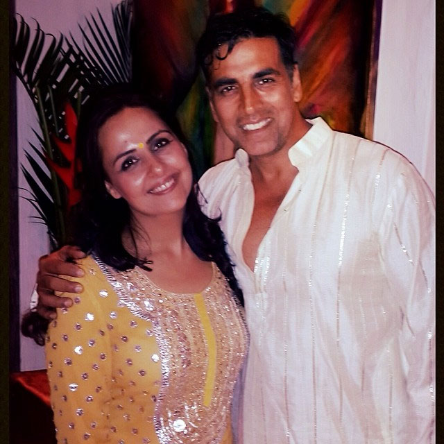अक्षय कुमार की बहन का नाम अलका है। उन्होंने 40 साल की उम्र में खुद से 15 साल बड़े बिजनेसमैन सुरेंद्र हीरानंदानी से शादी की थी। साल 2012 में हुई ये शादी सुर्खियों में रही थी। 
 