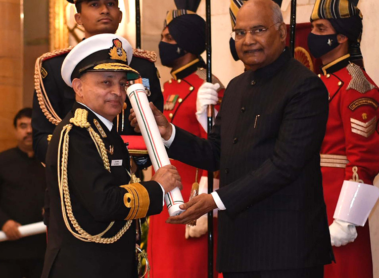 दक्षिणी नौसेना कमांडर वाइस एडमिरल अनिल चावला को अति-विशिष्ट सेवा मेडल से सम्मानित किया गया
