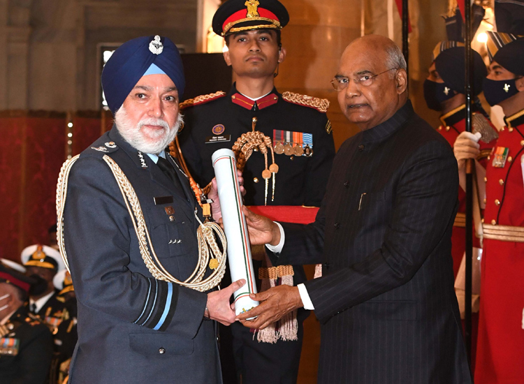 एयर मार्शल हरजीत सिंह अरोड़ा को अति-विशिष्ट सेवा मेडल से सम्मानित किया गया।