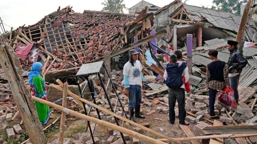 इंडोनेशिया की मौसम एवं जलवायु विज्ञान और भूभौतिकीय एजेंसी के मुताबिक, भूकंप आने के बाद 25 झटके और दर्ज किए गए। सियांजुर क्षेत्रीय अस्पताल में इलाजरत श्रमिक हसन ने कहा, 
