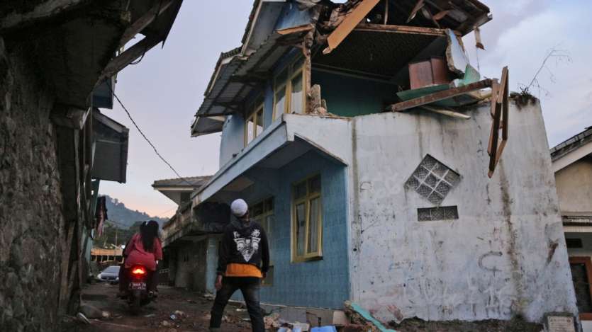 जनवरी 2021 में पश्चिम सुलावेसी प्रांत में 6.2 तीव्रता के भूकंप से 100 से अधिक लोगों की मौत हो गई थी और लगभग 6,500 लोग घायल हो गए थे। 2004 में हिंद महासागर में आए एक शक्तिशाली भूकंप और सुनामी ने एक दर्जन देशों में लगभग 2,30,000 लोगों की जान ली थी, जिनमें से ज्यादातर इंडोनेशिया में थे। 