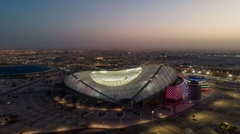 Khalifa International Stadium: खलिफा इंटरनेशनल स्टेडियम अपने अनोखे डिजाईन के लिए चर्चा में है और इसकी क्षमता भी 40000 दर्शको की है।