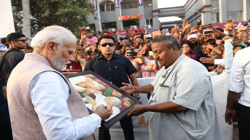 गुजरात के एक पेंटर से मां की पेंटिंग लेने के लिए पीएम मोदी ने काफिला रोका।
गुजरात के एक पेंटर से मां की पेंटिंग लेने के लिए पीएम मोदी ने काफिला रोका।