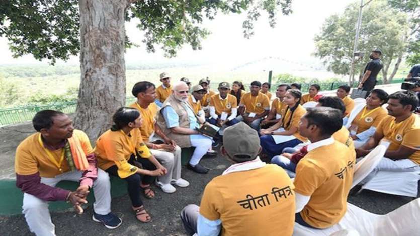 पीएम मोदी ने कूनो नेशनल पार्क में चीता मित्रों के साथ खुलकर बातचीत की। पीएम मोदी ने कूनो नेशनल पार्क में चीता मित्रों के साथ खुलकर बातचीत की।