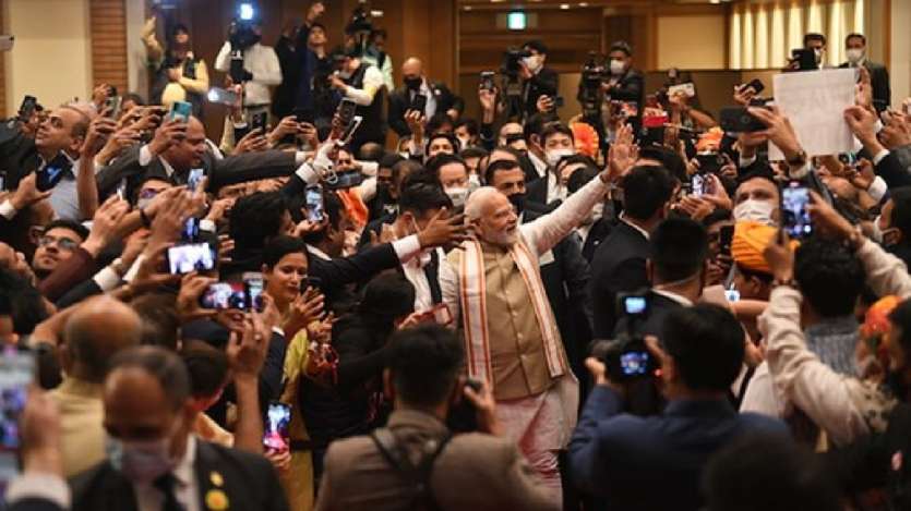 विदेश यात्राओं के दौरान पीएम मोदी का भारतीय समुदाय के लोगों से खास कनेक्शन अक्सर दिखता है। विदेश यात्राओं के दौरान पीएम मोदी का भारतीय समुदाय के लोगों से खास कनेक्शन अक्सर दिखता है।