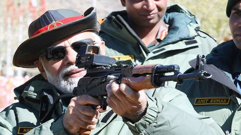 मोदी इस साल दिवाली में जवानों से मिलने गए थे, जहां उन्होंने एक रायफल को चेक भी किया। मोदी इस साल दिवाली में जवानों से मिलने गए थे, जहां उन्होंने एक रायफल को चेक भी किया।