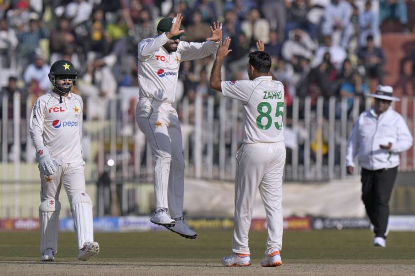 पाकिस्तानी के स्पिनर जाहिद महमूद ने अपने डेब्यू टेस्ट में 319 लुटा दिए। उन्होंने पहली पारी में 235 और दूसरी पारी में 84 रन लूटाए। जाहिद इसके साथ ही डेब्यू टेस्ट मैच में सबसे ज्यादा रन लुटाने वाले दूसरे और पाकिस्तान के पहले गेंदबाज बन गए हैं।