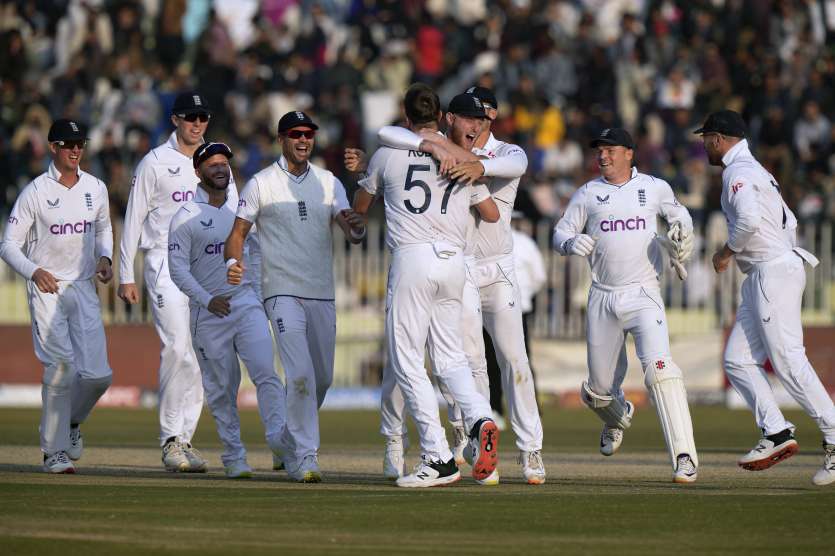 जैक क्राउली ने 86 गेंदों में अपना शतक पूरा किया और टेस्ट में इंग्लैंड के लिए सबसे तेज शतक लगाने वाले सलामी बल्लेबाज बने।