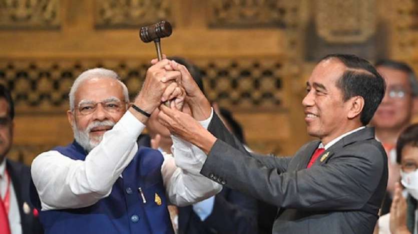 भारत के लिए ऐतिहासिक क्षण! G-20 अध्यक्षता के लिए इंडोनेशियाई राष्ट्रपति ने प्रधान मंत्री मोदी को गिबल सौंपते हुए। भारत के लिए ऐतिहासिक क्षण! G-20 अध्यक्षता के लिए इंडोनेशियाई राष्ट्रपति ने प्रधान मंत्री मोदी को गिबल सौंपते हुए।