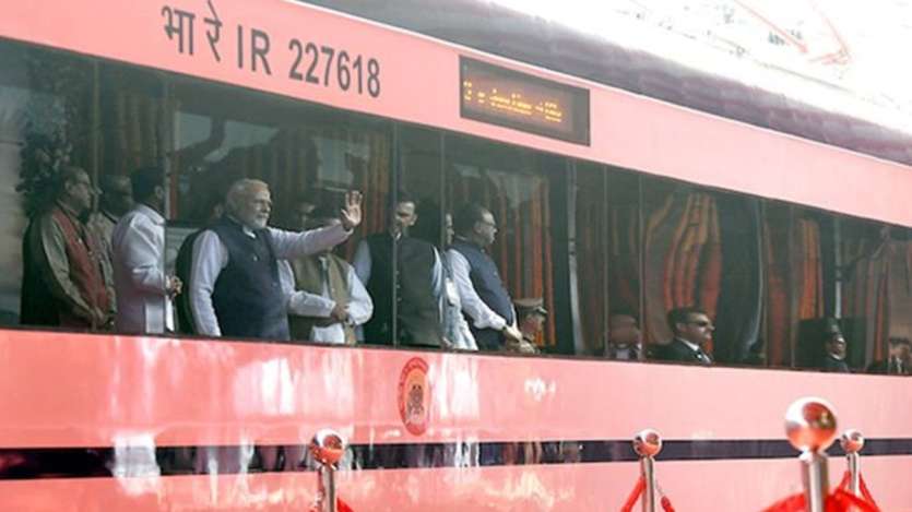 भारतीय रेलवे को फास्ट-ट्रैक पर लाना! वंदे भारत एक्सप्रेस को हरी झंडी दिखाने के वक्त पीएम मोदी। भारतीय रेलवे को फास्ट-ट्रैक पर लाना! वंदे भारत एक्सप्रेस को हरी झंडी दिखाने के वक्त पीएम मोदी।