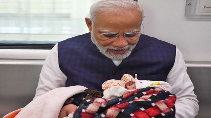 इस बड़े से देश को चलाने के लिए एक बड़ा दिल होना चाहिए, पीएम मोदी ने नागपुर मेट्रो में नवजात बच्चे को आशीर्वाद दिया। इस बड़े से देश को चलाने के लिए एक बड़ा दिल होना चाहिए, पीएम मोदी ने नागपुर मेट्रो में नवजात बच्चे को आशीर्वाद दिया।