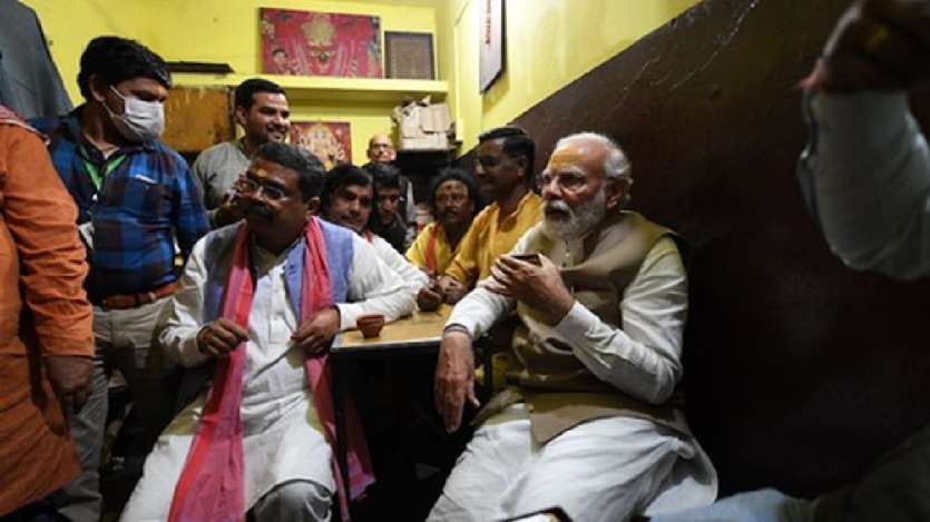 वाराणसी में पीएम मोदी का 'चाय पे चर्चा'। इस दौरान उन्होंने वहां के लोकल चाय वाले की दुकान पर आमलोगों के बीच समय बिताया। वाराणसी में पीएम मोदी का 'चाय पे चर्चा'। इस दौरान उन्होंने वहां के लोकल चाय वाले की दुकान पर आमलोगों के बीच समय बिताया।