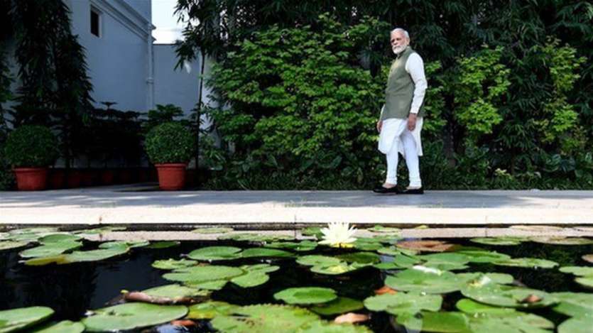 पीएम मोदी अपने सरकारी आवास पर कमल के तालाब के पास से गुजरते हुए। पीएम मोदी अपने सरकारी आवास पर कमल के तालाब के पास से गुजरते हुए।