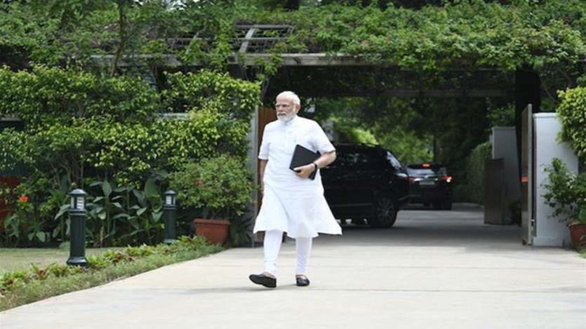 प्रधानमंत्री नरेंद्र मोदी अपने सरकारी आवास पर बैठक के लिए जाते हुए। प्रधानमंत्री नरेंद्र मोदी अपने सरकारी आवास पर बैठक के लिए जाते हुए।