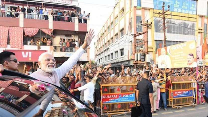 गुजरात के अहमदाबाद में रोड शो के दौरान पीएम मोदी। गुजरात के अहमदाबाद में रोड शो के दौरान पीएम मोदी।