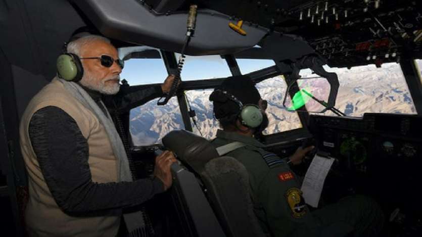 जवानों के साथ दिवाली मनाने के लिए करगिल जाते हुए पीएम मोदी। जवानों के साथ दिवाली मनाने के लिए करगिल जाते हुए पीएम मोदी।