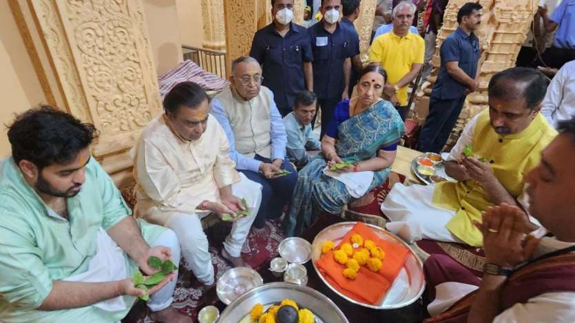इस विशेष पूजा अनुष्ठान के लिए ज्यादातर चांदी के पात्रों का इस्तेमाल किया गया। 
