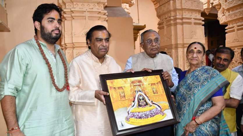 विशेष पूजा अनुष्ठान को मंदिर समिति की तरफ से मुकेश अंबानी और उनके बेटे आकाश को सारनाथ ज्योतिर्लिंग का चित्र दिया गया।